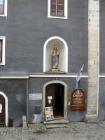 Vchod do kostela sv. Jošta s Madonou